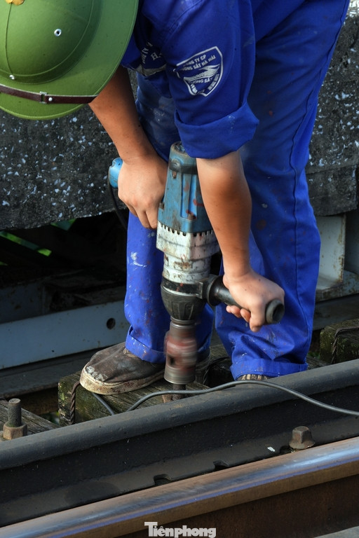 Cầu Long Biên sẽ được thay thế một số bộ phận tại kết cấu chống đỡ, thân trụ phụ bằng thép đã bị gỉ; gia cố, sửa chữa và chống gỉ kết cấu hệ cọc thép tại các trụ phụ trên cầu.