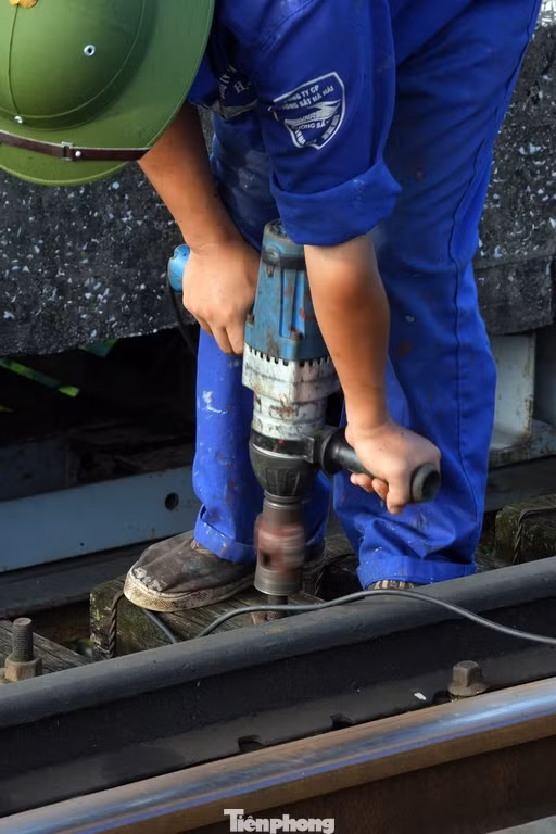 Cầu Long Biên sẽ được thay thế một số bộ phận tại kết cấu chống đỡ, thân trụ phụ bằng thép đã bị gỉ; gia cố, sửa chữa và chống gỉ kết cấu hệ cọc thép tại các trụ phụ trên cầu.