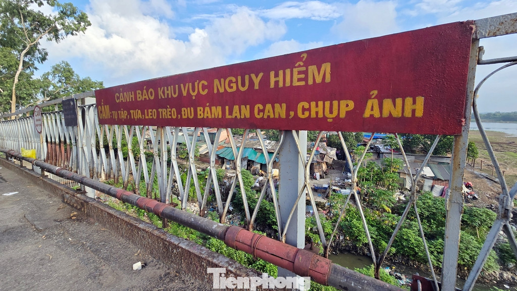 Hiện tại trên toàn cây cầu, có rất nhiều điểm kết cấu sắt thép đã bị bào mòn theo thời gian thủng lỗ chỗ. Nhiều đoạn lan can đã được hàn gia cố tạm bợ trong thời gian gần đây.