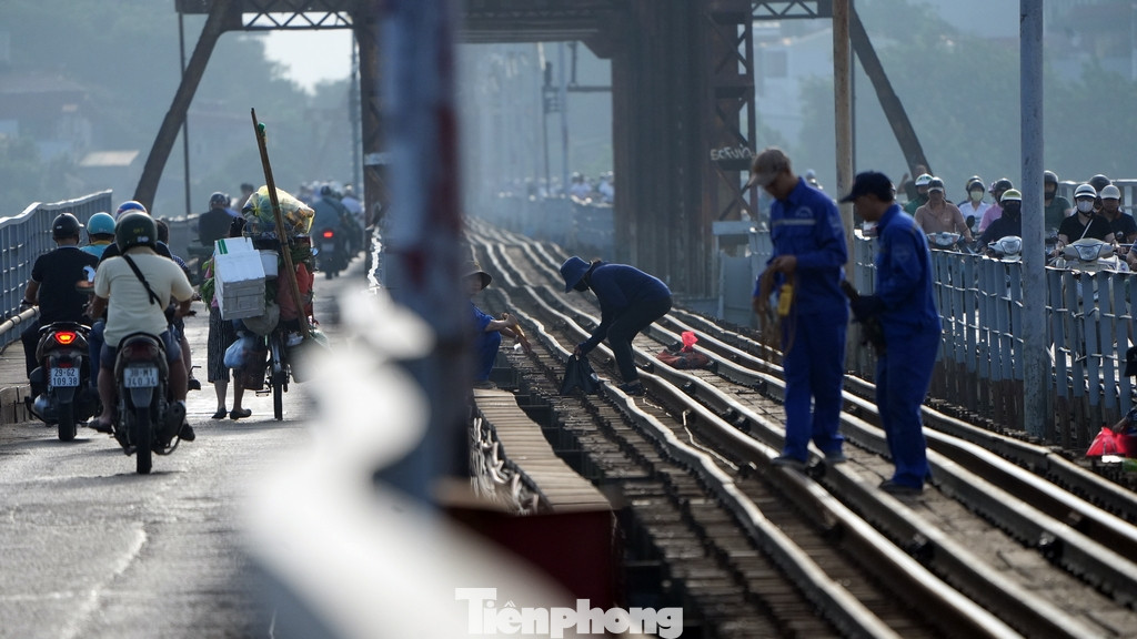 Hàng ngày công nhân vẫn thường xuyên bảo dưỡng đường ray, đảm bảo những chuyến tàu đi qua cây cầu lâu đời nhất Việt Nam này luôn được an toàn.
