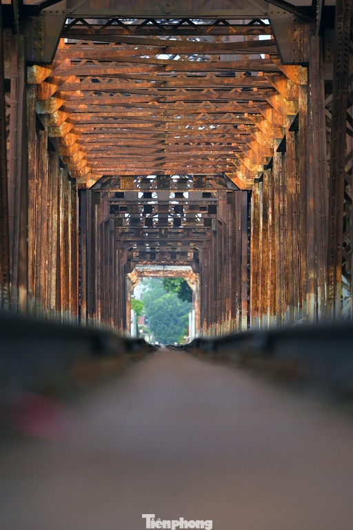 Theo Cục Đường sắt Việt Nam, trải qua khai thác hơn 120 năm, hiện cầu Long Biên đã xuống cấp nghiêm trọng, cần sớm cải tạo sửa chữa để đảm bảo an toàn chạy tàu.