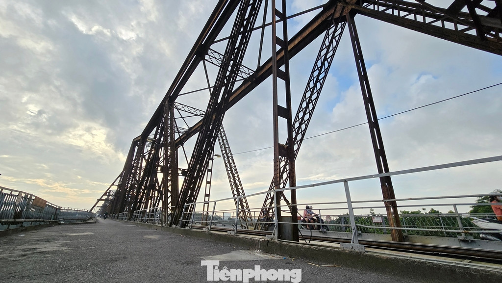 Giai đoạn 1 là gia cố đảm bảo an toàn cầu Long Biên phục vụ vận tải đường sắt đến năm 2025, với tổng mức đầu tư gần 250 tỷ đồng.