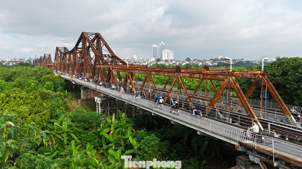Hình ảnh cây cầu sắt hơn 120 năm hoạt động đang hoen rỉ và xuống cấp nghiêm trọng.