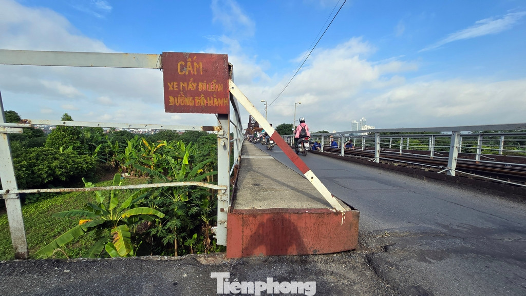 Hiện tại trên toàn cây cầu, có rất nhiều điểm kết cấu sắt thép đã bị bào mòn theo thời gian thủng lỗ chỗ. Nhiều đoạn lan can đã được hàn gia cố tạm bợ trong thời gian gần đây.