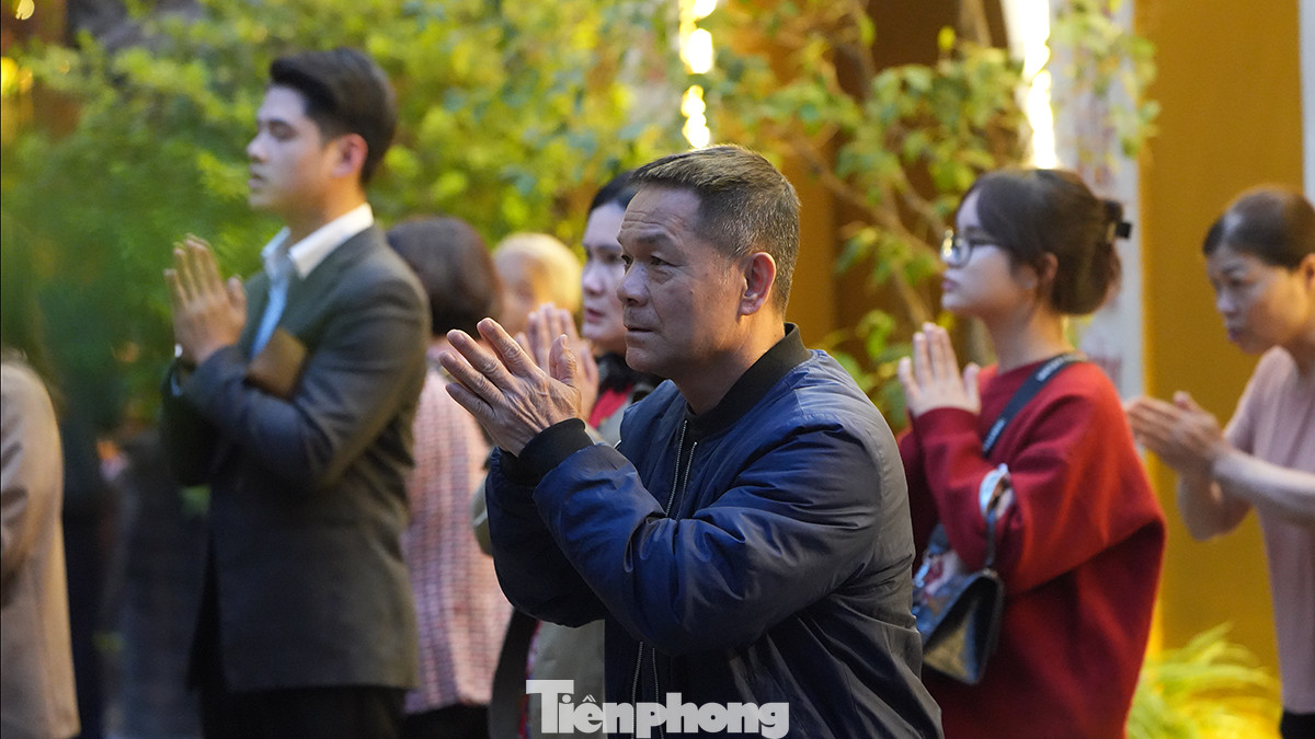 Người Việt chúng ta cũng tin rằng đi lễ chùa đầu năm không đơn giản chỉ để ước nguyện, mà đó còn là khoảnh khắc để con người hòa mình vào chốn tâm linh, bỏ lại phía sau bao vất vả trong cuộc mưu sinh.