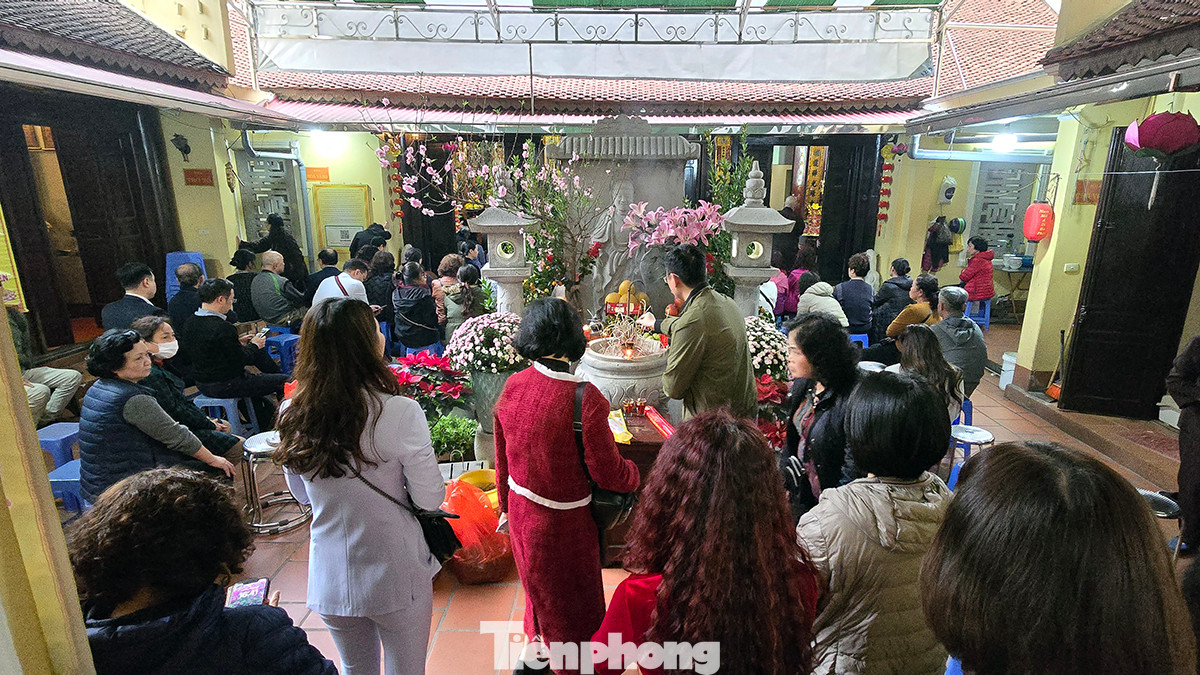 Tại cụm di tích Hồ Thiền Quang, Chùa Thiền Quang - Chùa Quang Hoa - Chùa Pháp Hoa. Rấ đông người dân và Phật tử đến lễ và nghe giảng Phật pháp.