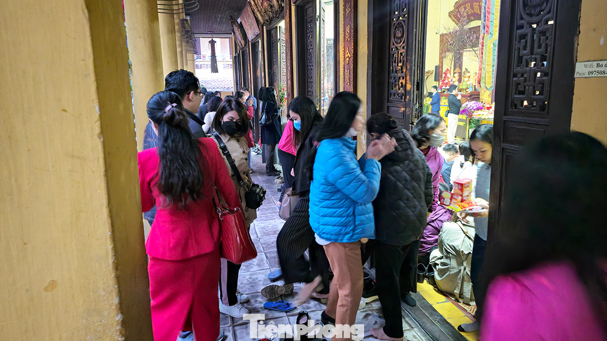 Ngày hôm nay 15/2 (tức 6 Tết Giáp Thìn), rất nhiều người sống và làm việc tại thủ đô đã tranh thủ cuối ngày làm việc đi lễ chùa đầu năm mới. Hình ảnh tại Chùa Quán Sứ thời điểm 18h.