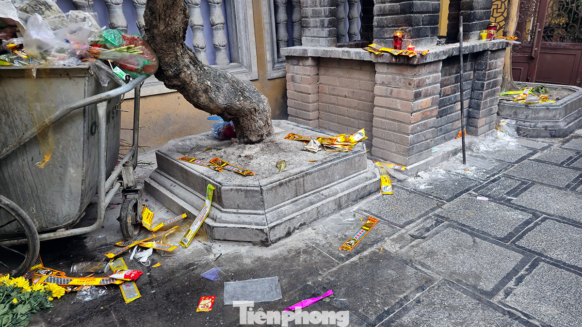 Nhiều người đi lễ chùa còn hóa vàng rất nhiều và để vương vãi rác trong khuôn viên nhà chùa.