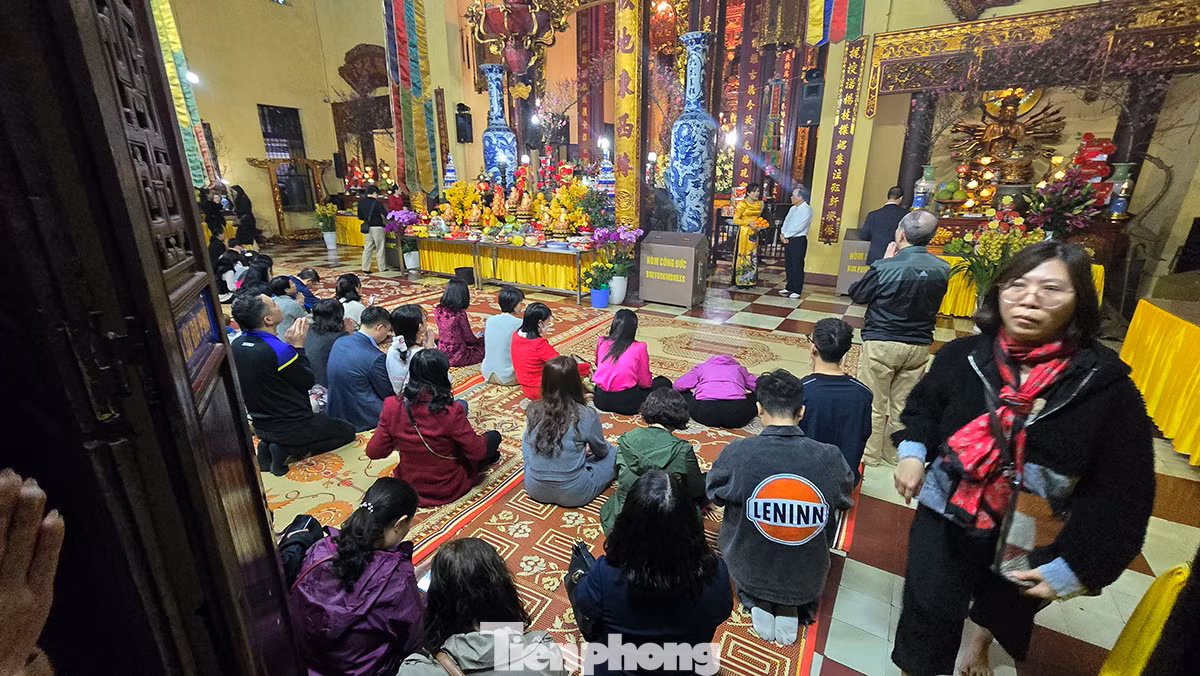 "Đi chùa xin lộc đầu năm cho lòng thanh thản, cho tâm an lành". Đó cũng là suy nghĩ của nhiều Phật tử và người dân khi đi lễ chùa.