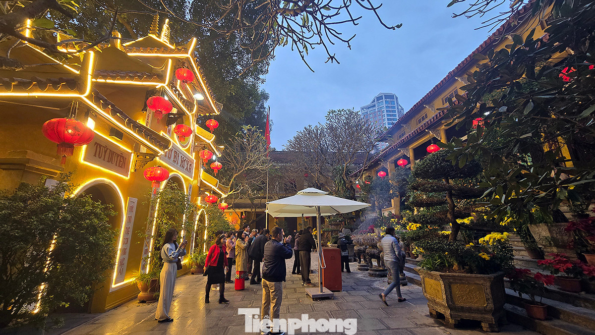 Trong tâm thức người Việt từ bao đời nay, Tết không chỉ mang ý nghĩa của việc tiễn đưa năm cũ, chào đón năm mới, mà còn mang đậm nét tâm linh, tín ngưỡng.