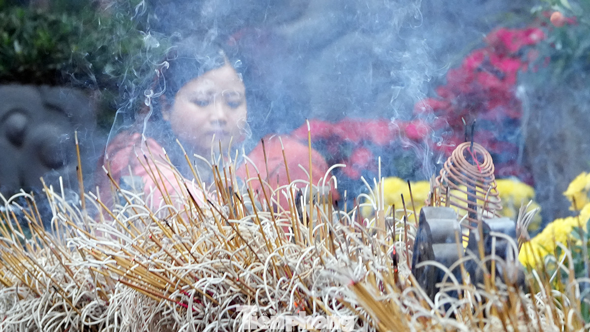 Cúng Rằm tháng Giêng ở nhà hay ở chùa đều được, nếu sắp xếp được thời gian, gia chủ có thể tiến hành cúng cả hai nơi. Ảnh: Hoàng Mạnh Thắng. Cúng Rằm tháng Giêng ở nhà hay ở chùa đều được, nếu sắp xếp được thời gian, gia chủ có thể tiến hành cúng cả hai nơi. Ảnh: Hoàng Mạnh Thắng.