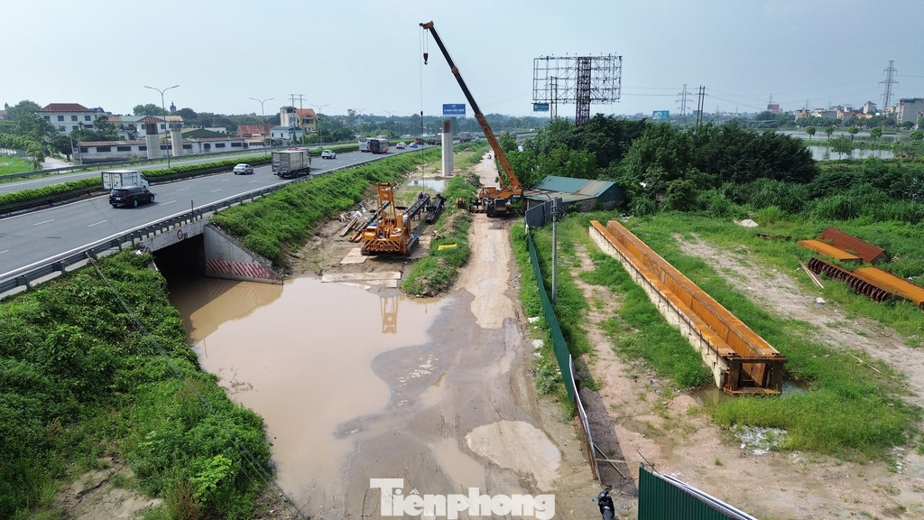 Được biết, hiện nay, các nhà thầu đang thi công trên phần đất thuộc phạm vi cao tốc Pháp Vân - Cầu Giẽ và Vành đai 3 nên phạm vi thi công khá hẹp. Còn lại chưa được bàn giao mặt bằng từ địa phương.