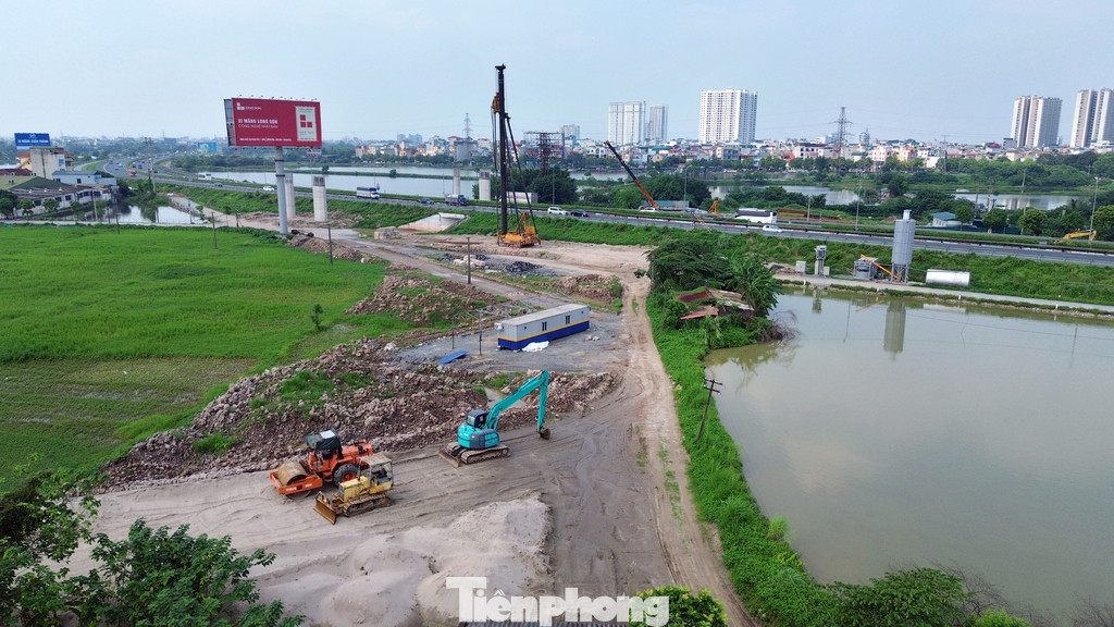 Tuy nhiên, ghi nhận của phóng viên, vào ngày 17/5, tại công trường dự án việc thi công cầm chừng. Trên toàn dự án kéo dài hơn 3km, nhà thầu chỉ thi công cầm chừng tại 2 điểm đầu là nút giao với cao tốc Pháp Vân - Cầu Giẽ và nút giao với Vành đai 3.