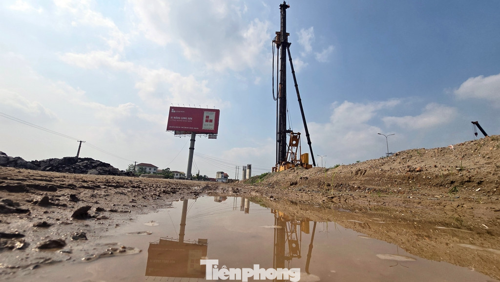 Một hầm chui dân sinh và một số đoạn đường bị cấm, được ngăn lại để phục vụ dự án thường ngập úng sau mỗi trận mưa.