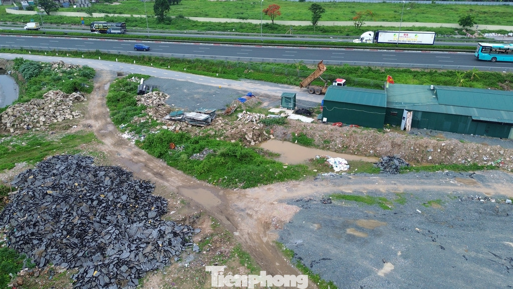 Tuy nhiên, ghi nhận của phóng viên, vào ngày 17/5, tại công trường dự án việc thi công cầm chừng. Trên toàn dự án kéo dài hơn 3km, nhà thầu chỉ thi công cầm chừng tại 2 điểm đầu là nút giao với cao tốc Pháp Vân - Cầu Giẽ và nút giao với Vành đai 3.