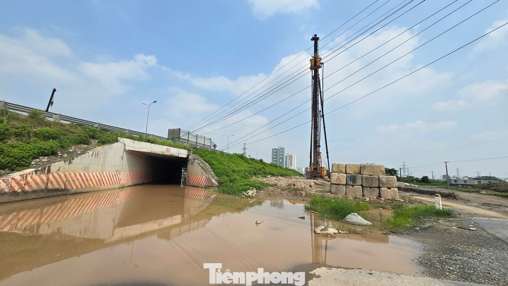 Một hầm chui dân sinh và một số đoạn đường bị cấm, được ngăn lại để phục vụ dự án thường ngập úng sau mỗi trận mưa.