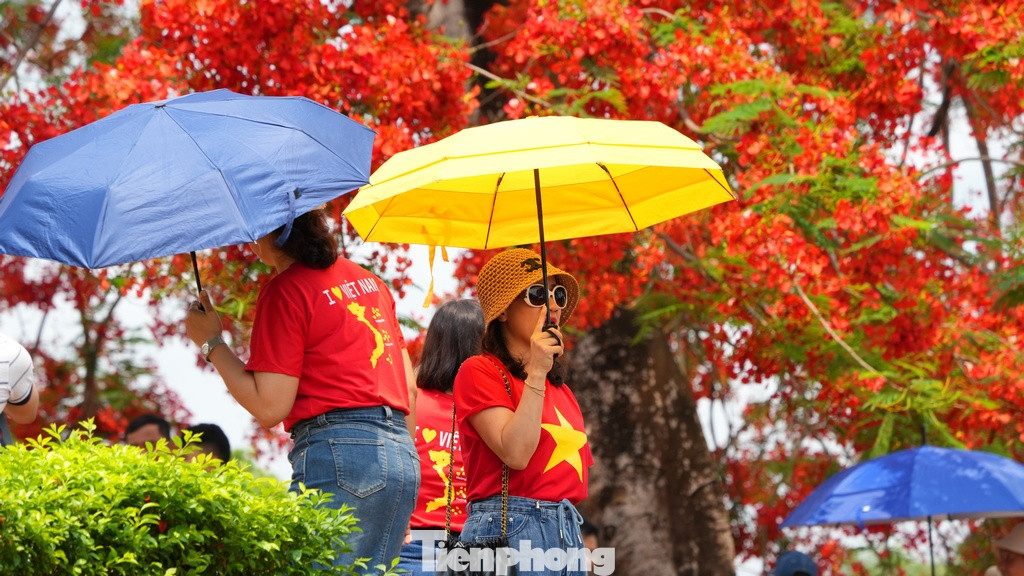Những ngày này, di tích lịch sử Đồi A1 đón hàng vạn du khách tới tham quan, du khách được nghe các hướng dẫn viên kể lại những ngày tháng hào hùng của dân tộc ta với chiến thắng "Lừng lẫy năm châu, chấn động địa cầu". Cùng những sắc hoa đỏ nở bung rực rỡ trên đỉnh Đồi A1 trong những ngày tháng 5 lịch sử.