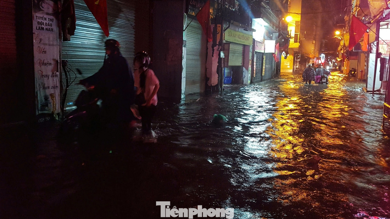 Tối 22/8, Trung tâm Dự báo khí tượng thủy văn Quốc gia vừa phát đi thông tin về hiện trạng mưa và cảnh báo ngập lụt khu vực Hà Nội. Tối 22/8, Trung tâm Dự báo khí tượng thủy văn Quốc gia vừa phát đi thông tin về hiện trạng mưa và cảnh báo ngập lụt khu vực Hà Nội.