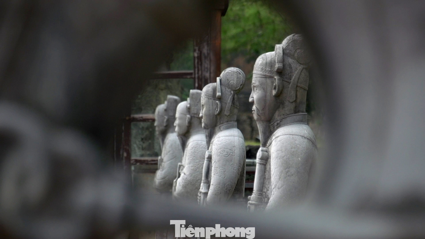 Để bắt đầu kế hoạch xây dựng, các quần thần đã mất đến 14 năm tìm kiếm vị trí phù hợp và cuối cùng đã chọn ngọn núi Cẩm Khê do nơi đây hội tụ đủ các yếu tố nước, núi và cây xanh. Sau đó, vua Minh Mạng đã đổi tên ngọn núi thành Hiếu Sơn và đặt Hiếu Lăng là tên gọi cho lăng tẩm của mình.