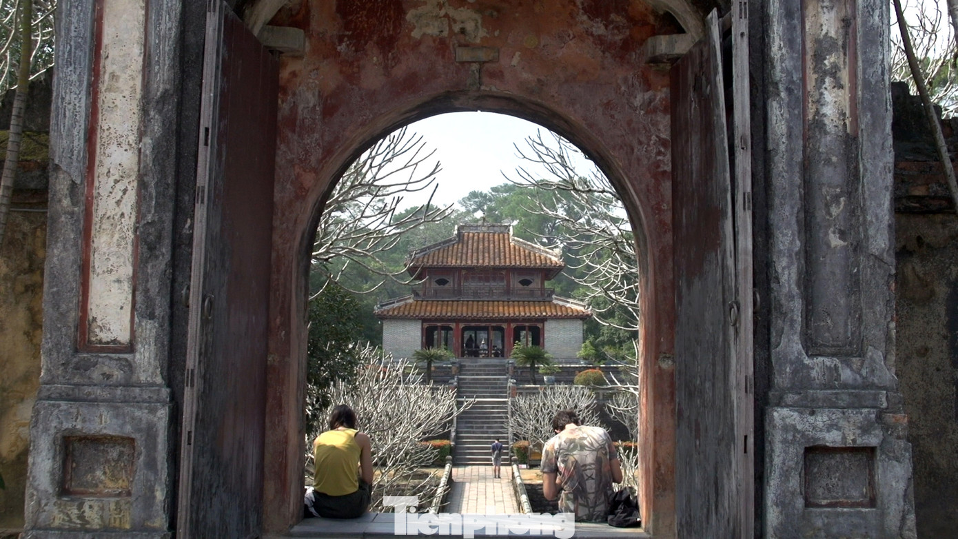 Một tháng sau đó, vua Thiệu Trị lên ngôi và tiếp tục xây dựng. Đến năm 1843, công trình Hiếu Lăng mới chính thức hoàn thiện.