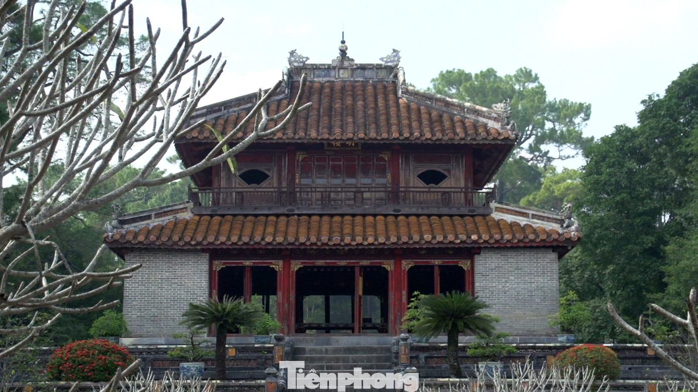 Hình thế của lăng Minh Mạng Huế có dáng tựa như một người đang nằm nghỉ trong tư thế gối đầu lên núi Kim Phụng, chân duỗi ra ngã ba sông trước mặt. Hai nửa hồ Trừng Minh như đôi cánh tay buông xuôi tự nhiên, vô cùng nhàn hạ.