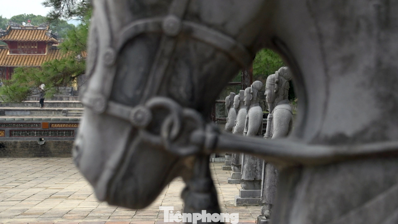 Lăng Minh Mạng Huế nằm ở vị trí thuận lợi, có núi, sông hồ vô cùng thoáng đãng.