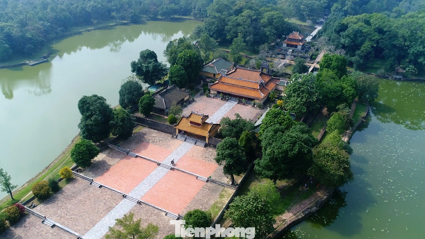 Lăng Minh Mạng được bao quanh bởi màu xanh của cây cối cùng không gian yên ả, tĩnh lặng của sông hồ và sự vững chãi của núi non. Vẻ đẹp hữu tình này còn được tô điểm thêm bởi một đầm sen luôn tỏa ngát hương ở giữa khuôn viên lăng tẩm.