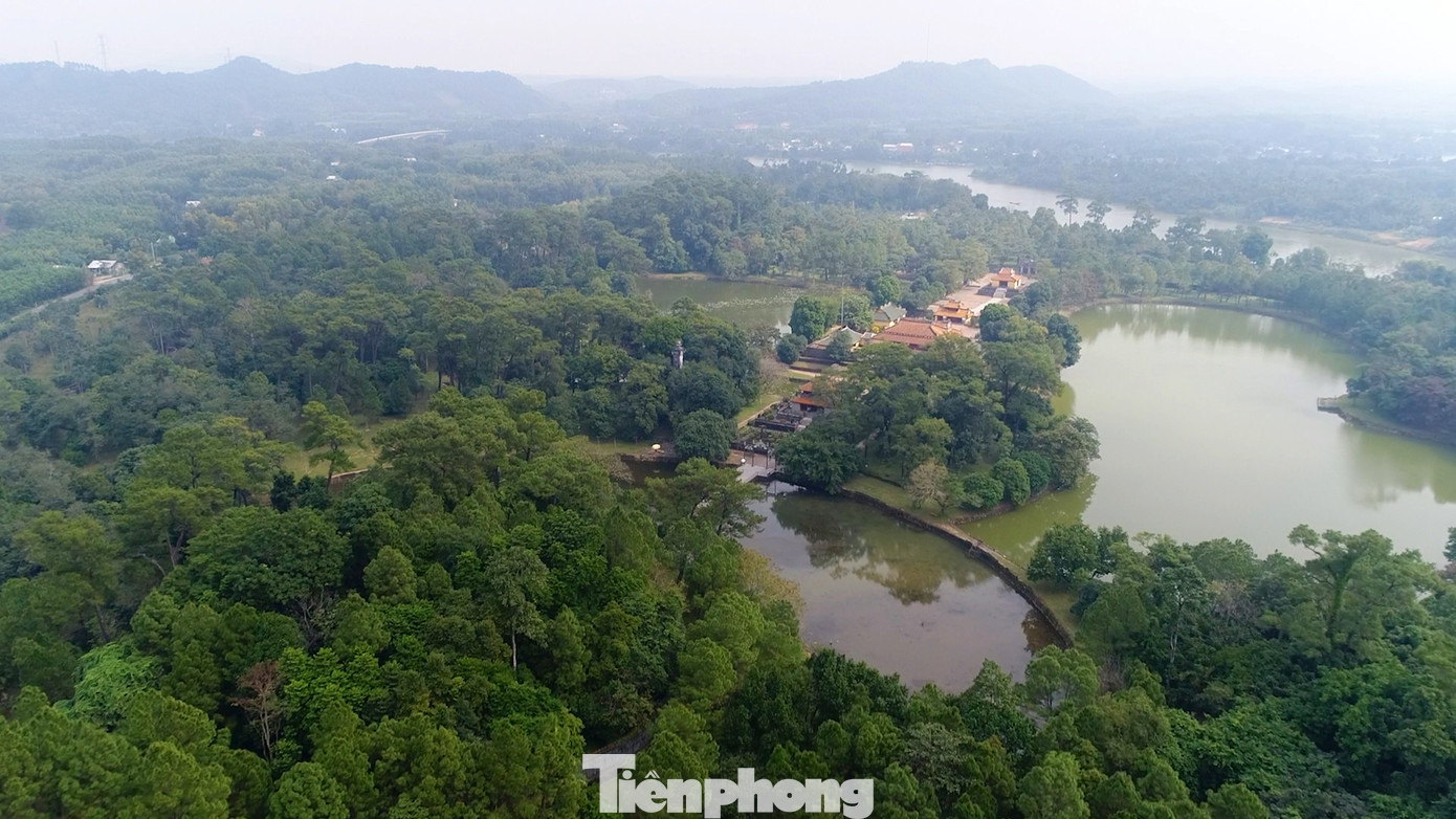 Lăng Minh Mạng còn có tên gọi khác là Hiếu Lăng, tọa lạc trên ngọn núi Cẩm Kê, xã Hương Thọ, thị xã Hương Trà, tỉnh Thừa Thiên Huế.Nơi đây gần ngã ba Bằng Lãng, cách trung tâm thành phố Huế 12 km.