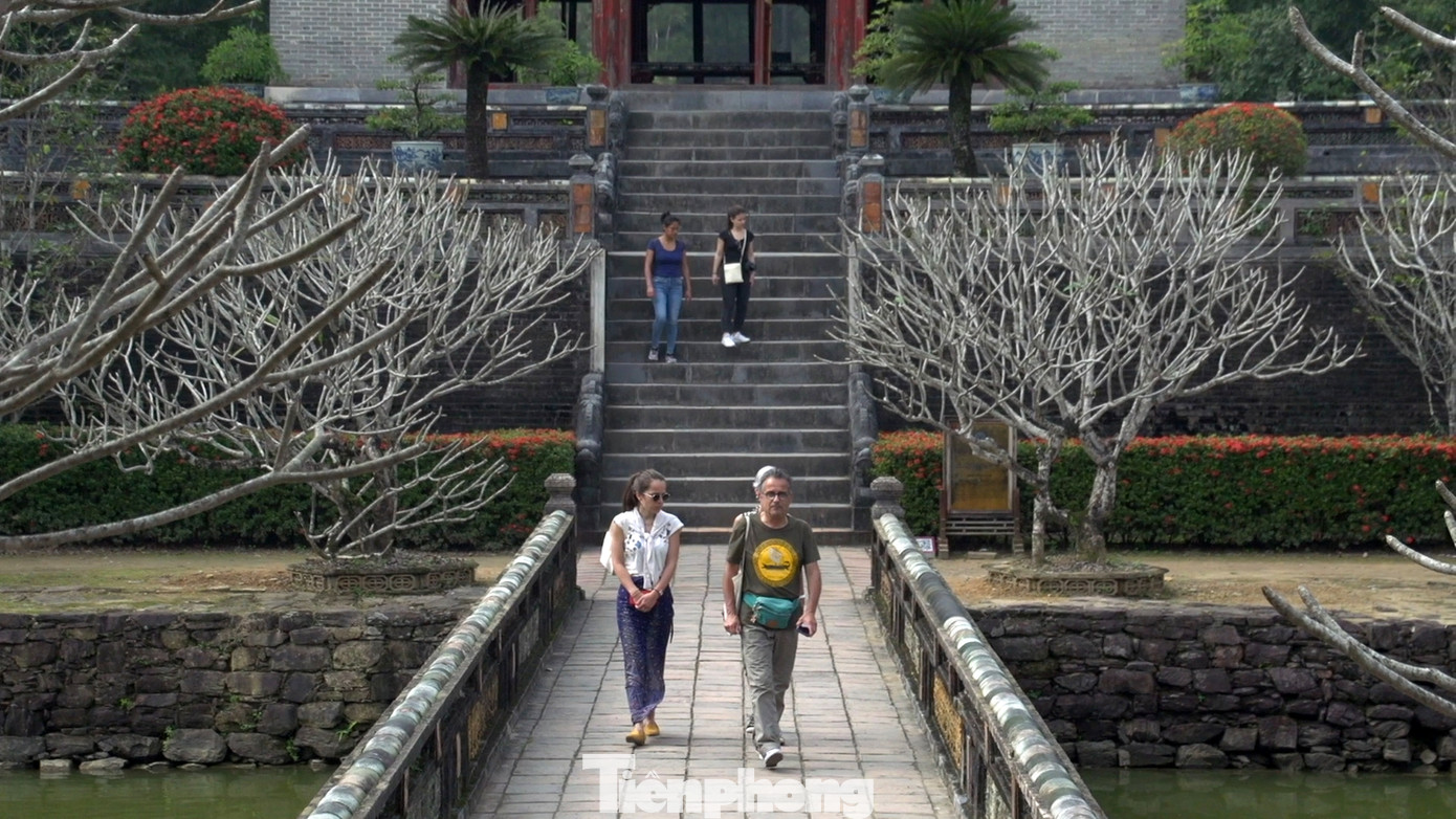 Lăng vua Minh Mạng Huế có tổng diện tích khoảng 18 ha, gồm 40 công trình lớn nhỏ được bố trí đối xứng. Các công trình được phân bố trên 3 trục lớn và song song với nhau, lấy đường Thần Đạo làm trung tâm.