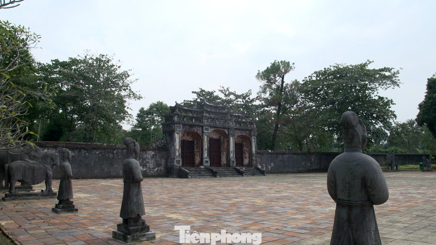 Để bắt đầu kế hoạch xây dựng, các quần thần đã mất đến 14 năm tìm kiếm vị trí phù hợp và cuối cùng đã chọn ngọn núi Cẩm Khê do nơi đây hội tụ đủ các yếu tố nước, núi và cây xanh. Sau đó, vua Minh Mạng đã đổi tên ngọn núi thành Hiếu Sơn và đặt Hiếu Lăng là tên gọi cho lăng tẩm của mình.