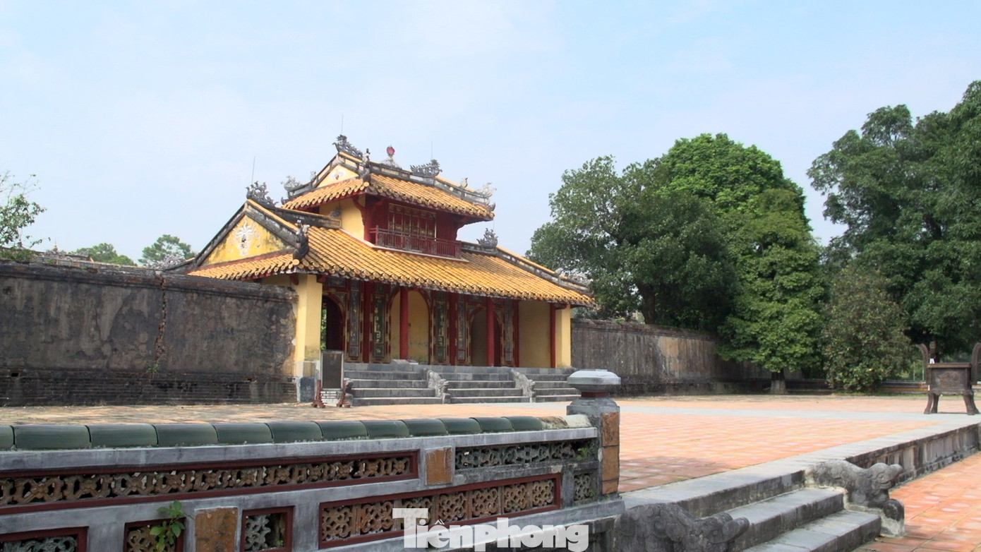 Sau quá trình xem xét, phê duyệt các bản thiết kế, báo cáo về kiến trúc, đến tháng 4/1840 lăng bắt đầu xây dựng. Trong quá trình thi công, vua Minh Mạng lâm bệnh và băng hà.