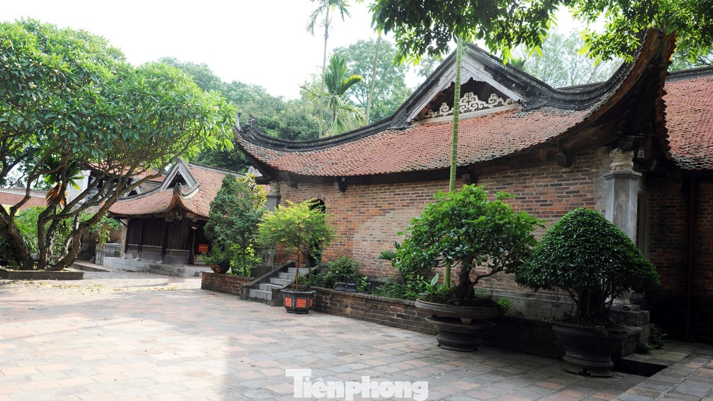 Chùa Vĩnh Nghiêm có quy mô lớn, tọa lạc trên mảnh đất rộng có địa thế hình con Quy, hướng về ngã ba sông Phượng Nhãn - nơi hợp lưu của sông Thương và sông Lục Nam.