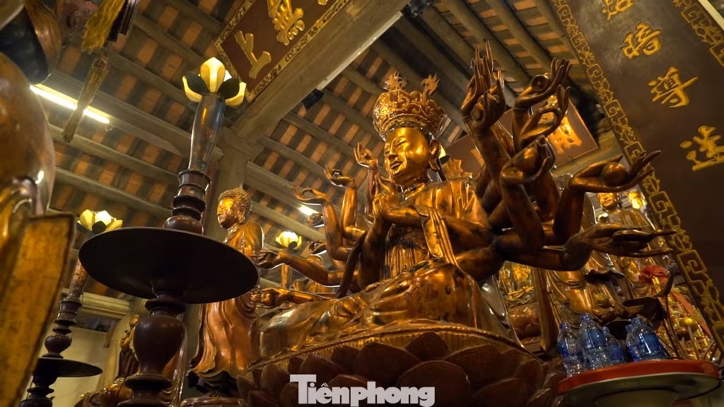 Khối thứ ba cũng làm theo kiểu chữ Công nhưng thấp và nhỏ hơn. Đây là nhà Tổ đệ nhất thờ ba vị sư tổ sáng lập ra Thiền phái Trúc Lâm. Hiện nay, trong nhà Tổ đệ nhất còn đủ ba tượng Trúc Lâm Tam tổ: Trong khám là tượng Hương Vân Trần Nhân Tông, bên ngoài là tượng Pháp Loa và tượng Huyền Quang. Trong này còn có một tấm bia đá rất lớn được khắc từ thời Nguyễn, ghi lại công đức của các vị đã công đức xây dựng chùa và quá trình tu bổ chùa.