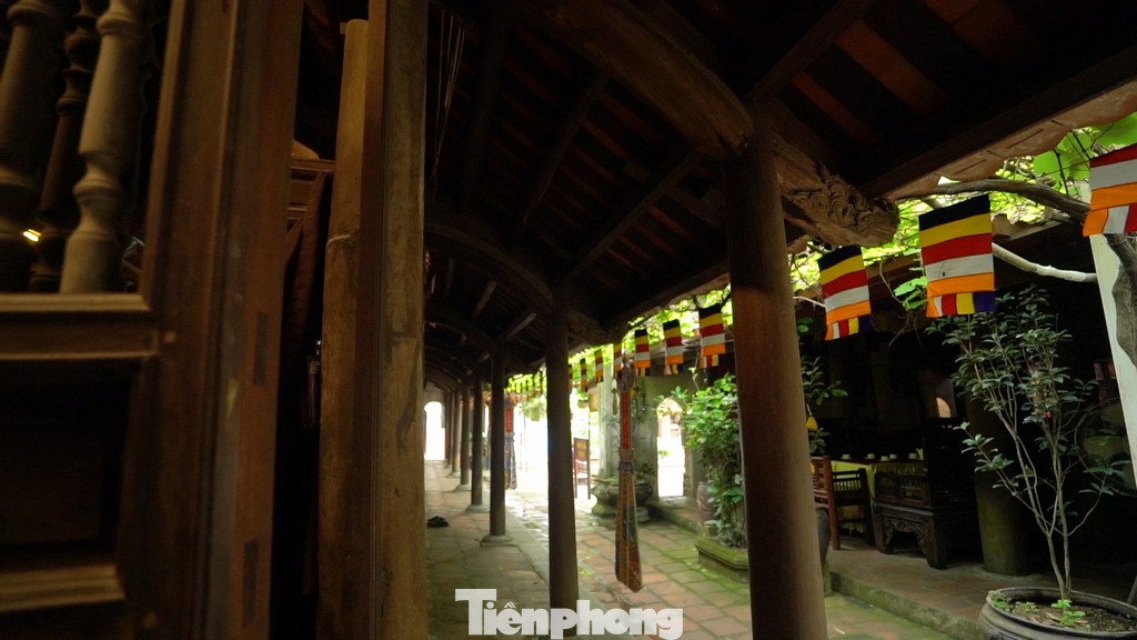 Khối thứ nhất là cổng Tam Quan. Qua chốn Tam Quan này nghĩa là đã bước vào cảnh thiền, bước vào chốn linh thiêng. Khối thứ hai là tòa Tam Bảo với kiến trúc kiểu chữ "Công" gồm Tiền đường, Thượng điện và nhà Thiêu hương. Đây là công trình thờ Phật theo phái Đại Thừa - một tông phái có đặc trưng là thờ nhiều Phật. Bao gồm 6 lớp tượng phật chính, thờ Phật Bồ Tát, A-di-đà và Đức Phật Thích Ca Mâu Ni. Hai bên là thờ Thập Bát La.