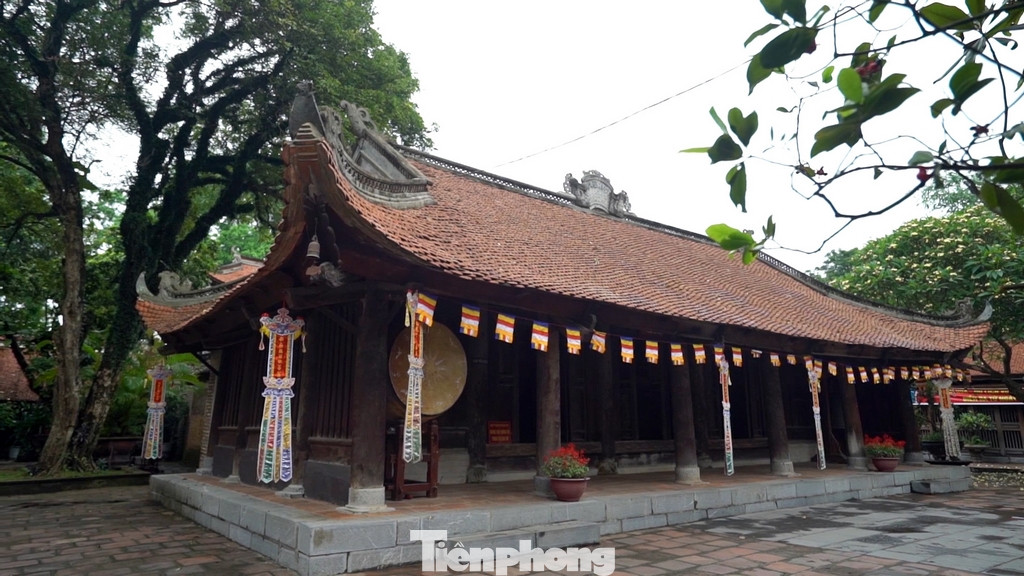 Khối thứ tư là gác chuông cao 2 tầng 8 mái, treo một quả chuông lớn. Kiến trúc lầu chuông được kết hợp giữa cấu trúc gỗ và gạch, ở phần giữa bốn đầu bảy có treo những quả chuông đồng nhỏ (chuông gió).