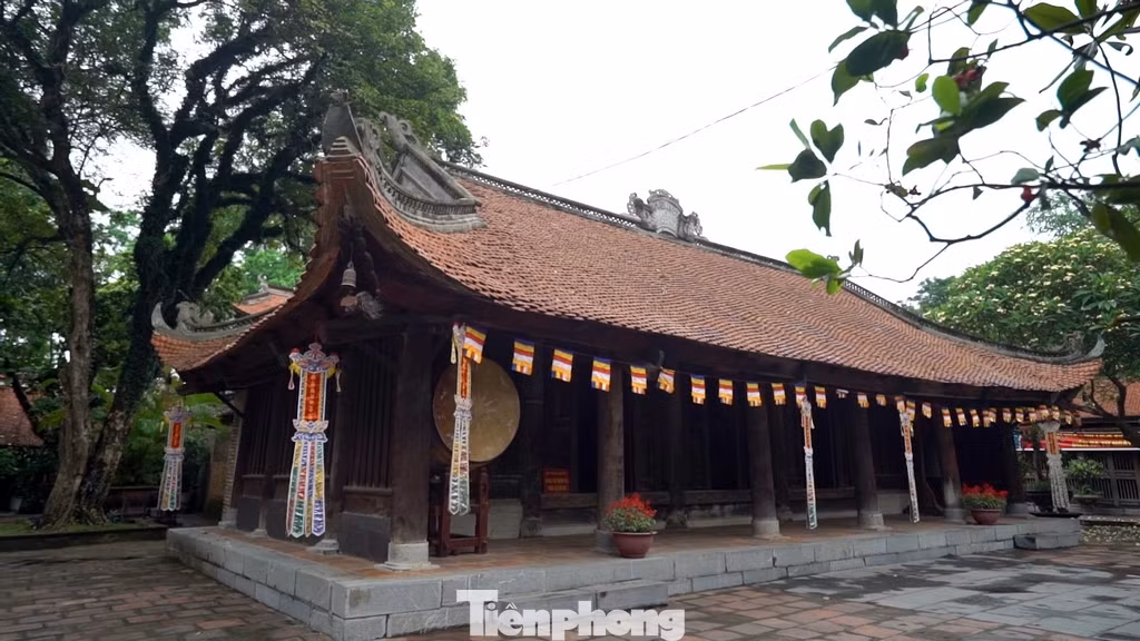 Khối thứ tư là gác chuông cao 2 tầng 8 mái, treo một quả chuông lớn. Kiến trúc lầu chuông được kết hợp giữa cấu trúc gỗ và gạch, ở phần giữa bốn đầu bảy có treo những quả chuông đồng nhỏ (chuông gió).