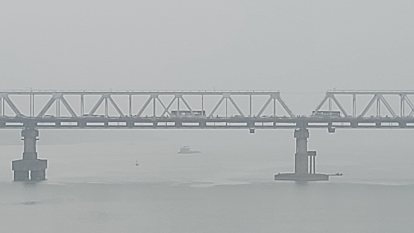 Cầu Chương Dương và những con tàu vận tải thủy ẩn hiện trong sương mù.