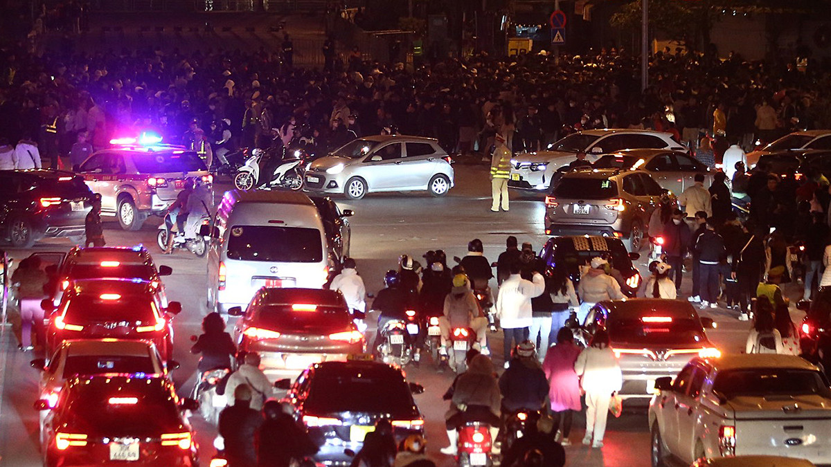 Mọi ngả đường tắc nghẽn các phương tiện giao thông xen lẫn hàng dài người đi bộ.