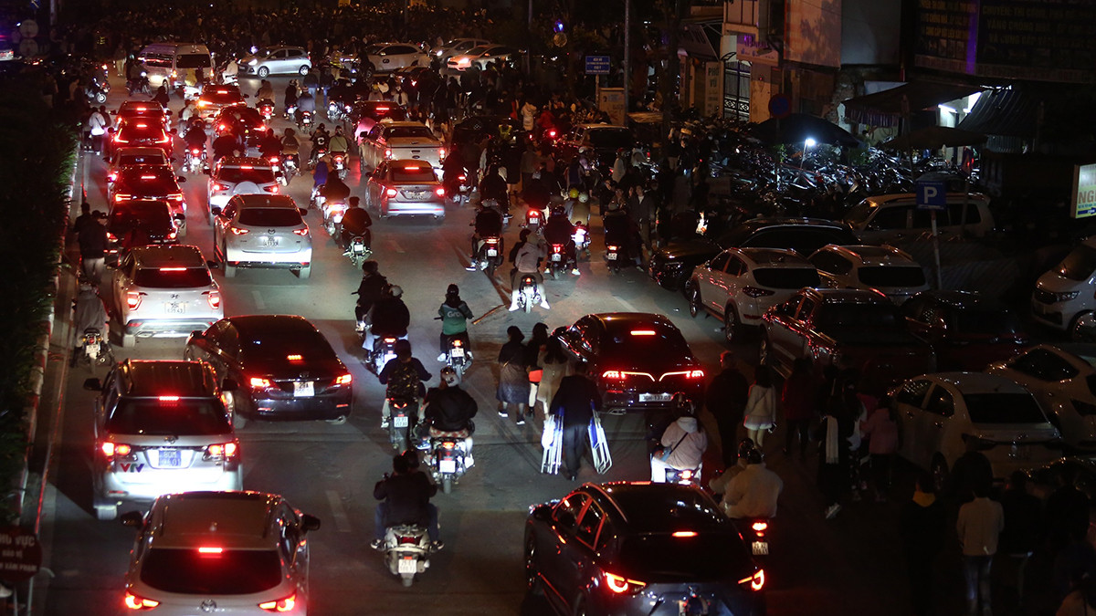 Mọi ngả đường tắc nghẽn các phương tiện giao thông xen lẫn hàng dài người đi bộ.