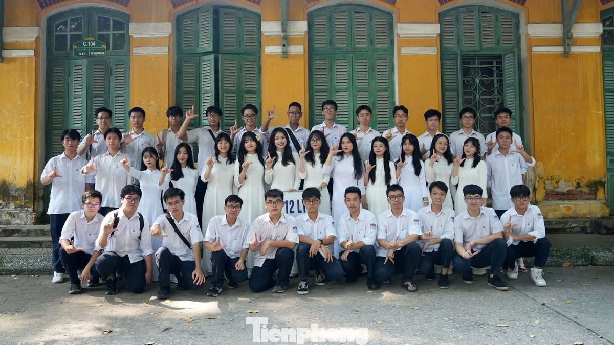 Các bạn nữ luôn là những nhân vật trung tâm của mỗi lớp trong ngày khai giảng năm học mới.