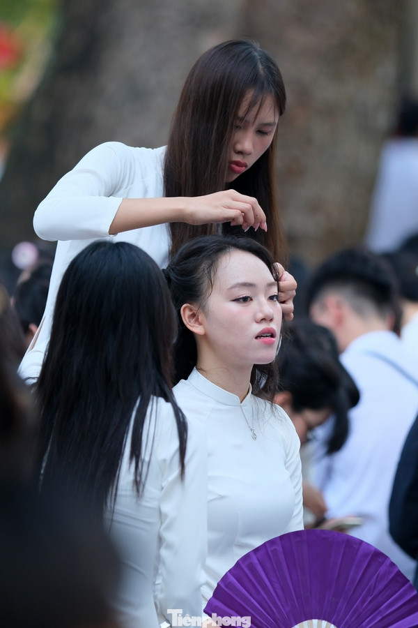 Tranh thủ làm đẹp cho bạn bè trong giờ nghỉ giải lao.