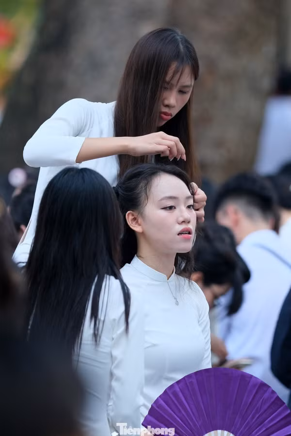 Tranh thủ làm đẹp cho bạn bè trong giờ nghỉ giải lao.