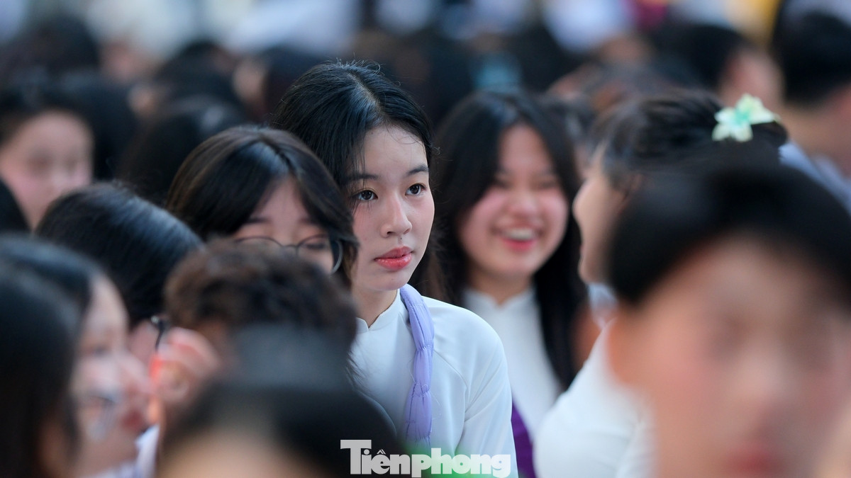 Nữ sinh trong tà áo dài duyên dáng tại buổi lễ khai giảng sáng 5/9.