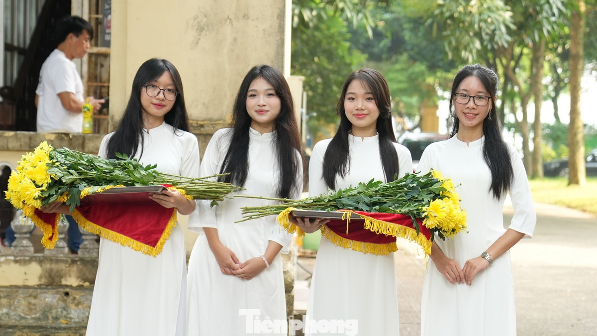 Đội "lễ tân" xinh đẹp trong tà áo dài phục vụ buổi lễ khai giảng cũng tranh thủ tạo dáng chụp ảnh.