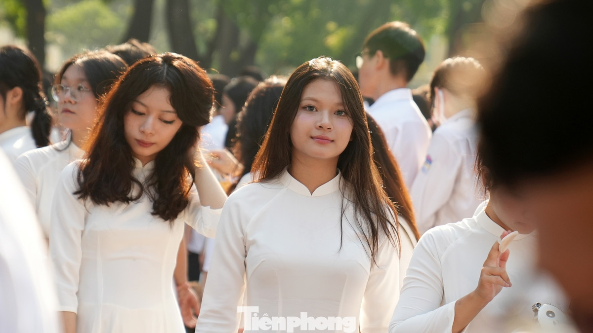 Tại ngôi trường THPT Chu Văn An (TP.Hà Nội) với bề dày 117 năm lịch sử, các nữ sinh duyên dáng trong tà áo trắng tinh trong ngày khai giảng năm học mới.