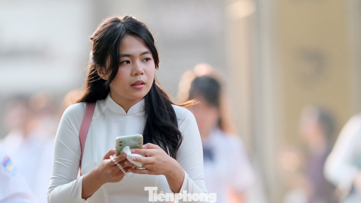 Tại ngôi trường THPT Chu Văn An (TP.Hà Nội) với bề dày 117 năm lịch sử, các nữ sinh duyên dáng trong tà áo trắng tinh trong ngày khai giảng năm học mới.