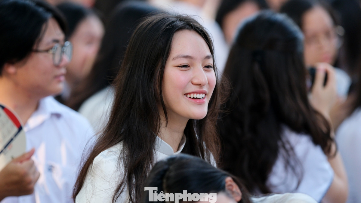 Nữ sinh trong tà áo dài duyên dáng tại buổi lễ khai giảng sáng 5/9.