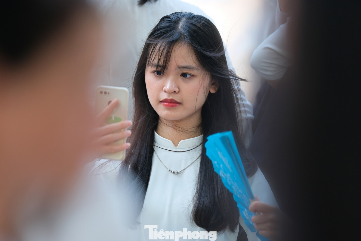 Nữ sinh trong tà áo dài duyên dáng tại buổi lễ khai giảng sáng 5/9.