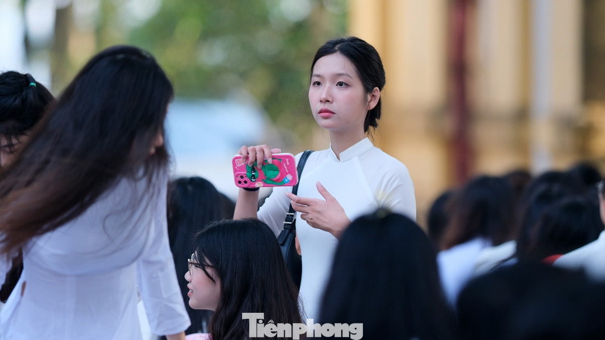 Nữ sinh trong tà áo dài duyên dáng tại buổi lễ khai giảng sáng 5/9.