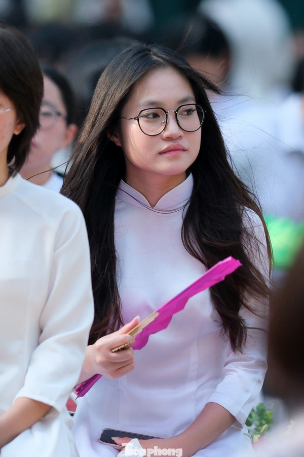 Tranh thủ làm đẹp cho bạn bè trong giờ nghỉ giải lao.